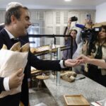Francuski premijer za Prvi maj prkosno otišao u pekarnicu, sindikati bijesni