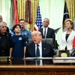 Hrpu klinaca doveli kod Trumpa, ni pred njima se nije kontrolirao: ‘Bolesnici, luđaci! Ne damo vam nuklearno oružje’