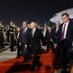 Video. Putin sletio u Peking, svi pričaju o neugodnom detalju: ‘Pogledajte koga je Xi poslao da ga dočeka’