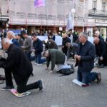 Čudni tipovi opet kleče na Trgu, došle i žene koje mole izvan prostora strogo rezerviranog za muškarce