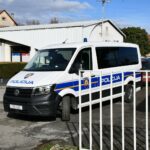 Načelnik Svetog Ivana Žabna i sinovi divljali i lupali po autu u kojem je bilo dijete. Policija im oduzela oružje