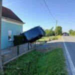 Foto. Sletio s ceste, ljudima u mjestu kod Garešnice skoro upao u dnevni boravak pa mirno išetao iz auta
