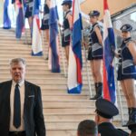Osramoćeni bivši šef mažoretkinja snimljen kako ih postrojav