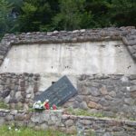 Foto. Oštećen spomenik antifašističkim borcima kod Čabra, lopovi ukrali pola tone bronce. Stižu žestoke reakcije
