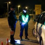 Pijani vozač nahuškao dva razjarena psa na policajce, jedva se stigli sakriti u službeni auto