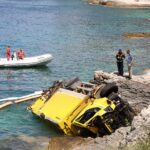 Foto. Kamion je preletio preko plaže u Puli i završio u moru. ‘Pokupio bi me da se nisam bacio’