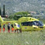 Ženu na Krku udario grom, helikopterom prebačena u Rijeku. Svjedoci: ‘Taman je uzela suncobran’