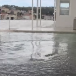 Video. Meteotsunami u trenu preplavio rivu Malog Lošinja: more nadrlo među stolove, gosti bježali u panici