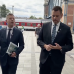 Video. Muškarac prišao Peteru Magyaru, postavio mu dva pitanja pa ga pljunuo pred svima