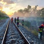 Foto. Planulo više požara duž pruge Vinkovci-Tovarnik, vatrogasci obranili imanje koje je buktinja okružila