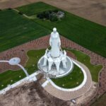 Kontroverzni tajkun dao sagraditi najveći kip Gospe u Europi. Svećenici se zgražaju: ‘Kakav je to King Kong usred polja’