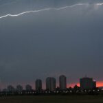 Paklenoj žezi dolazi kraj. Konačno stiže kiša, uz nju i grmljavina, tuča, možda i pijavice