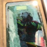 Kondukter trojicu mladih delinkvenata pitao za karte, oni napali njega i vozača pa bus gađali kamenjem