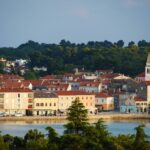 U Poreču usred toplinskog vala zaključali dijete u autu i otišli u šoping. Prolaznici zvali hitnu i vatrogasce