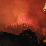 Foto. Preko 200 ljudi evakuirano zbog velikog šumskog požara kod jezera Garda