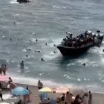 Video. Migranti brodom stigli do same plaže u Španjolskoj, turisti u nevjerici gledali što se zbiva