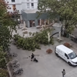 Video. Silovita fronta nadire prema Hrvatskoj. U Sloveniji nosila krovove i rušila stabla, tisuće bez struje