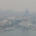 Foto. Dim prekrio sve od Splita do Pelješca, stižu izvješća o zagađenom zraku: ‘Ovo vam je kao bijela tmina’