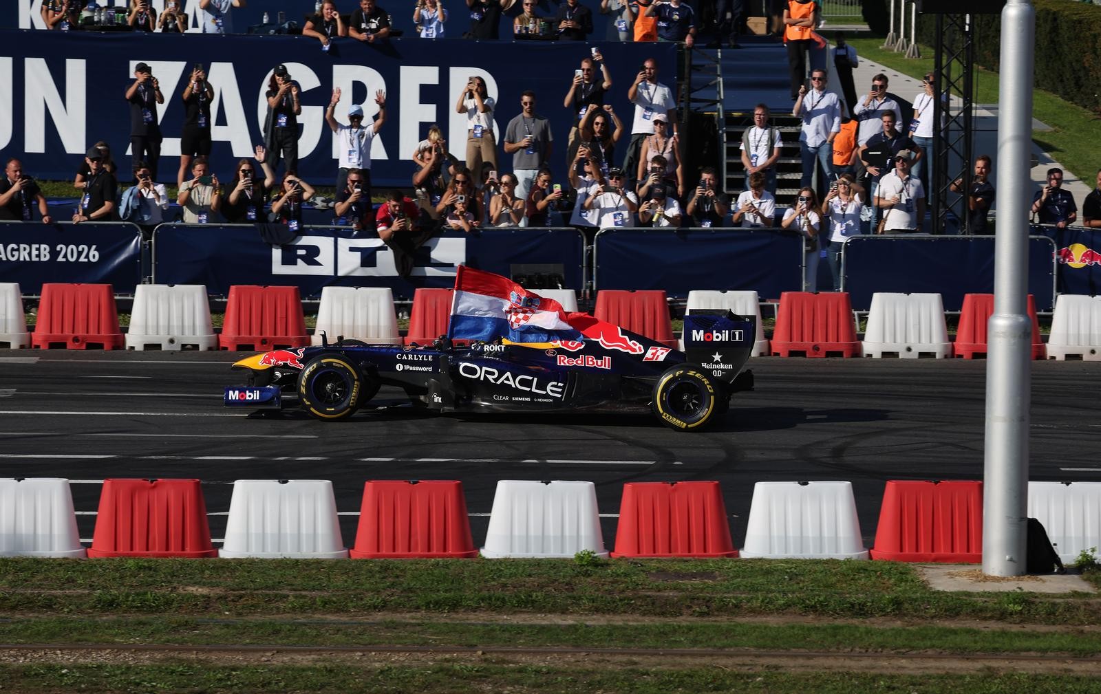 Red Bull napravio show u Zagrebu, predvodio ga je bivši F1 vozač u legendarnom bolidu