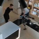 Svi šeraju video robota koji je počeo izvoditi kung-fu udarce i umalo istukao trojicu tipova u ruskom dućanu