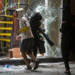 Video. Stotinu uhićenih u neredima u Barceloni: pljačkali i palili trgovine, kupci zarobljeni u robnim kućama