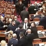 Video. Kaos u Albaniji: nova makljaža u parlamentu, predsjednika polili vodom i gađali dokumentima