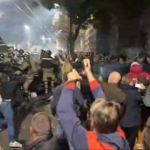 Video. Scene kaosa u Beogradu: policija bježala iz Ćacilenda, građani ih zasuli kamenjem i pirotehnikom