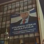 Video. Tisuće slavile Vučićev poraz u Novom Sadu, skinuli Šešeljev plakat sa sjedišta njegove stranke