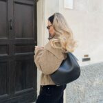 Ovaj suhi šampon je hit! Izgleda poput kompaktnog pudera i brzinski spašava od bad hair dana
