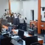 Video. Građani upali u redakciju Vučićeva tabloida, ogorčena majka vlasniku: ‘Moje mrtvo dijete si nazvao ustašom’