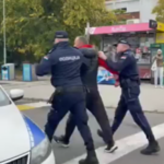 Hit snimka iz Beograda. Policajci ga priveli i strpali u auto, on im pobjegao kroz vrata s druge strane