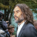 Russell Brand bio je simbol razuzdanog života, a sada mu sude za silovanje. Šest žena iznijelo je teške optužbe protiv njega