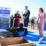 Plenković i ministrica Hrstić dohvatili lopate pa zakopali kamen temeljac dječje bolnice u Blatu