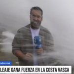 Viralni video iz Španjolske. Reporter upozoravao na nadolazeću oluju, golemi val ga pokosio pred kamerama