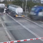 Zastrašujuća snimka iz Poljske. Cisterna zarobljena na pruzi, odjednom nailazi vlak i juri ravno na nju…