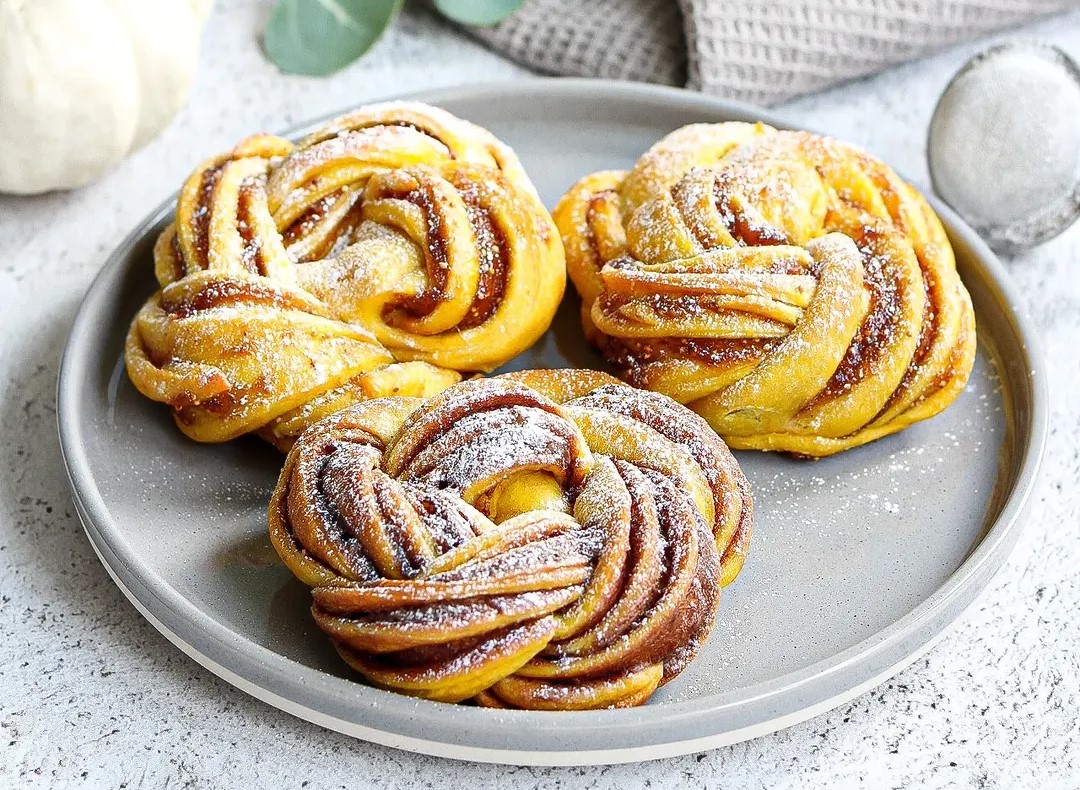 Ako volite cimet rolice, mogli bi vam se svidjeti i ovi mekani i slatki čvorići s bundevom. Imamo recept