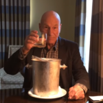 Dok se drugi celebrityji zalijevali ledenom vodom, Patrick Stewart je izveo najotmjeniji Ice Bucket Challenge ikad