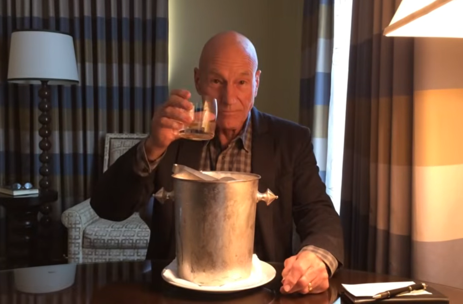 Dok se drugi celebrityji zalijevali ledenom vodom, Patrick Stewart je izveo najotmjeniji Ice Bucket Challenge ikad