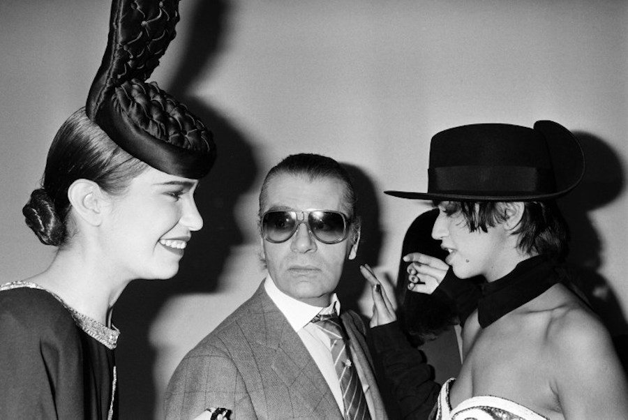 German fashion designer Karl Lagerfeld poses with models on March 23, 1985  at the end of the Chanel autumn-winter 1985/1986 ready-to-wear collection show in Paris.    AFP PHOTO PIERRE GUILLAUD (Photo by PIERRE GUILLAUD / AFP)